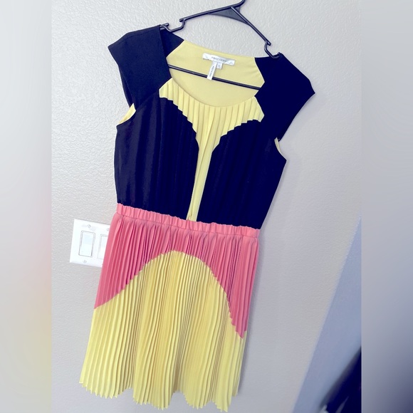 Max & Cleo Dresses & Skirts - EUC Max & Cleo Pleated Color Block Dress
